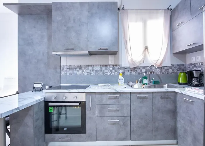 Bright Apartment In Piraeus